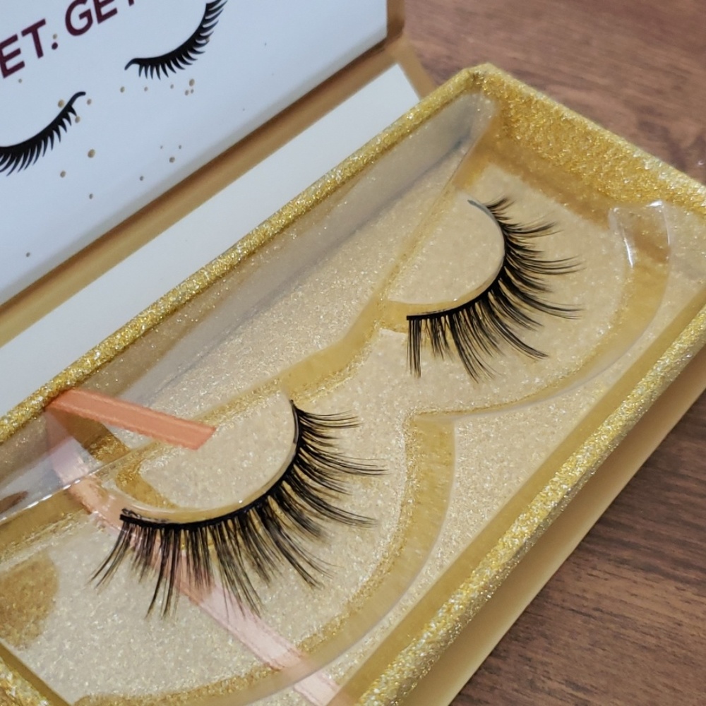 BNWT Lashaholic luxury lashes